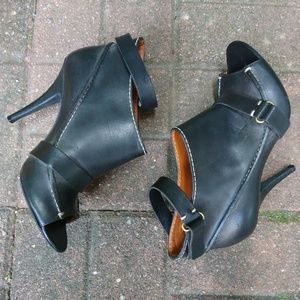 Stunning Givenchy open toed booties, 38